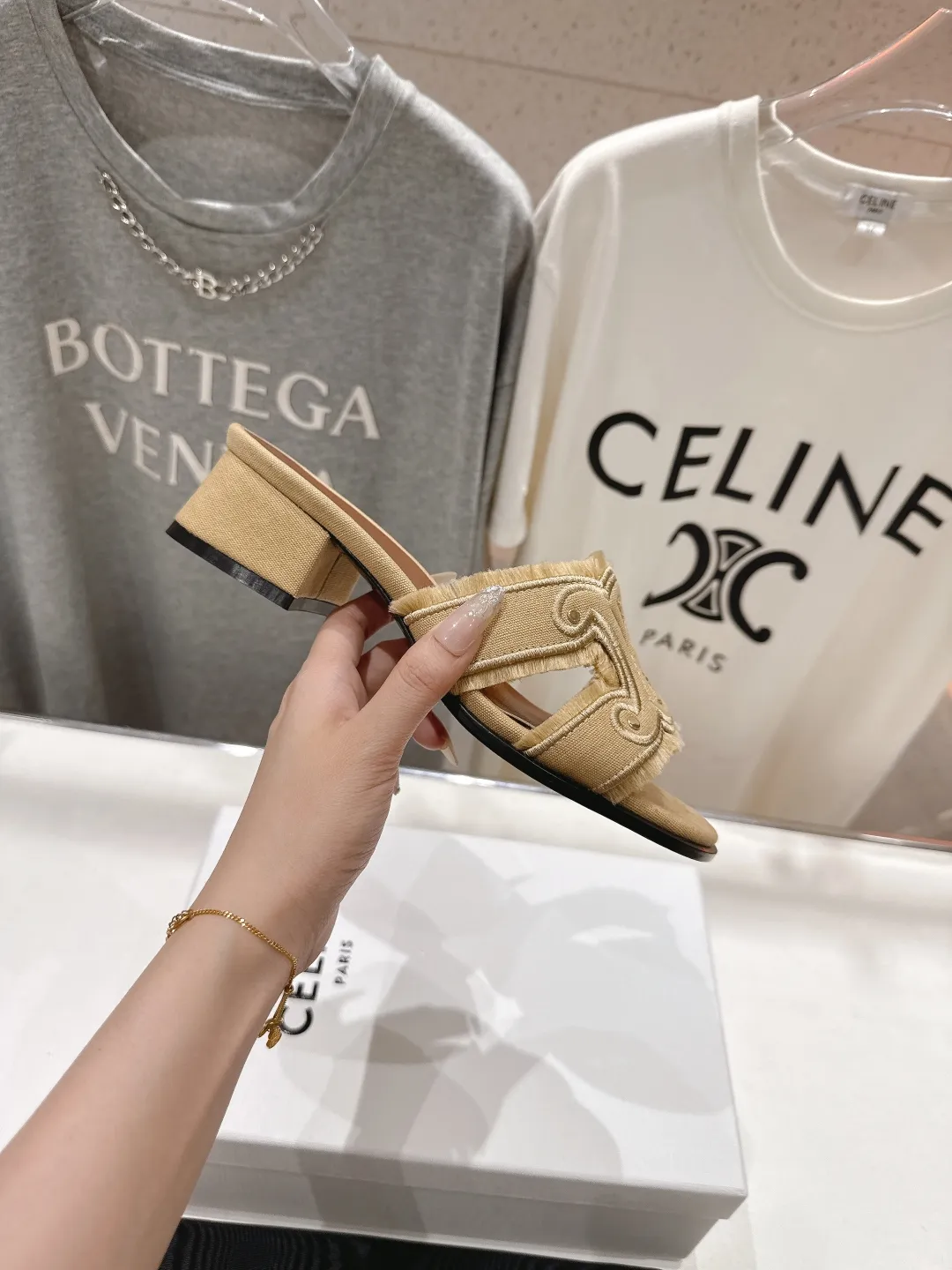 セリーヌベージュレトロサンダル新作2025SS - 画像 (6)