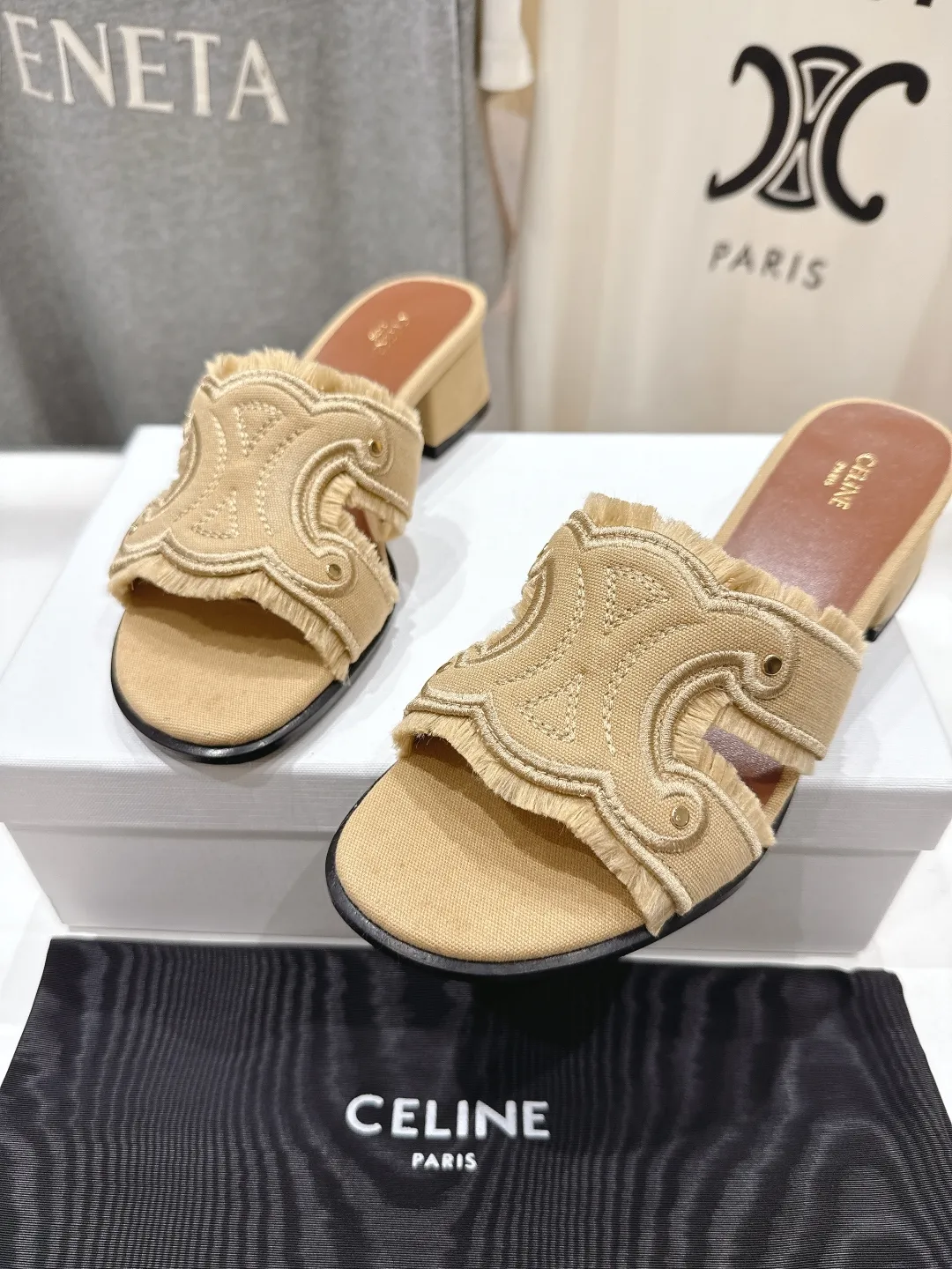 セリーヌベージュレトロサンダル新作2025SS - 画像 (8)