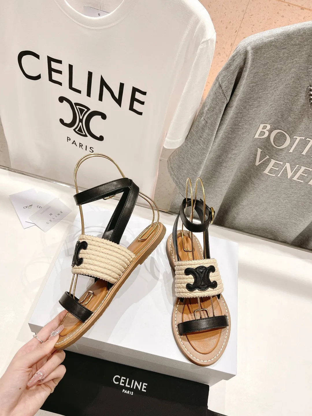 CELINE 2025春夏新作凱旋門サンダル黒レトロスタイル - 画像 (3)
