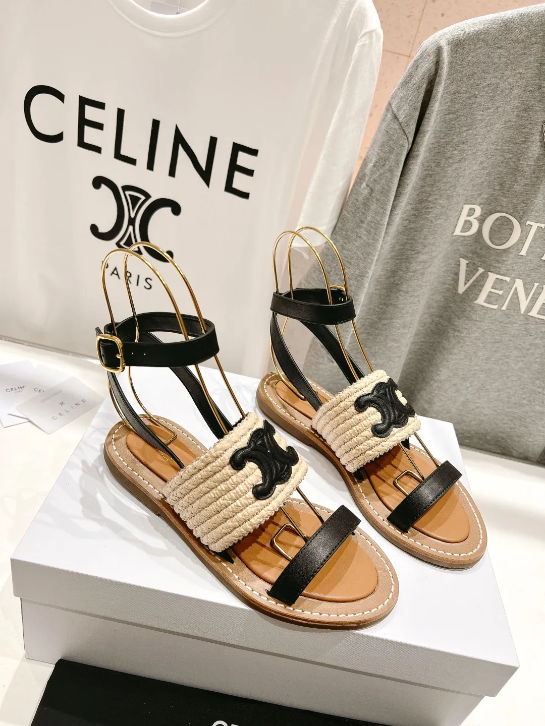 CELINE 2025春夏新作凱旋門サンダル黒レトロスタイル - 画像 (4)