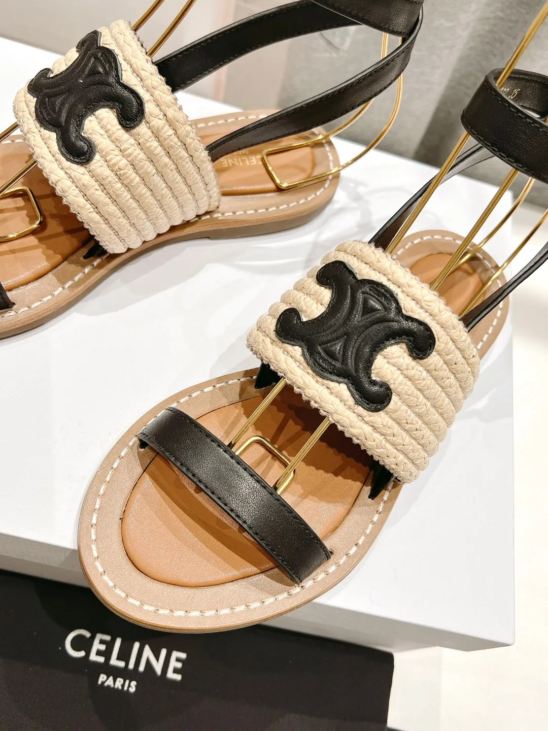 CELINE 2025春夏新作凱旋門サンダル黒レトロスタイル - 画像 (7)