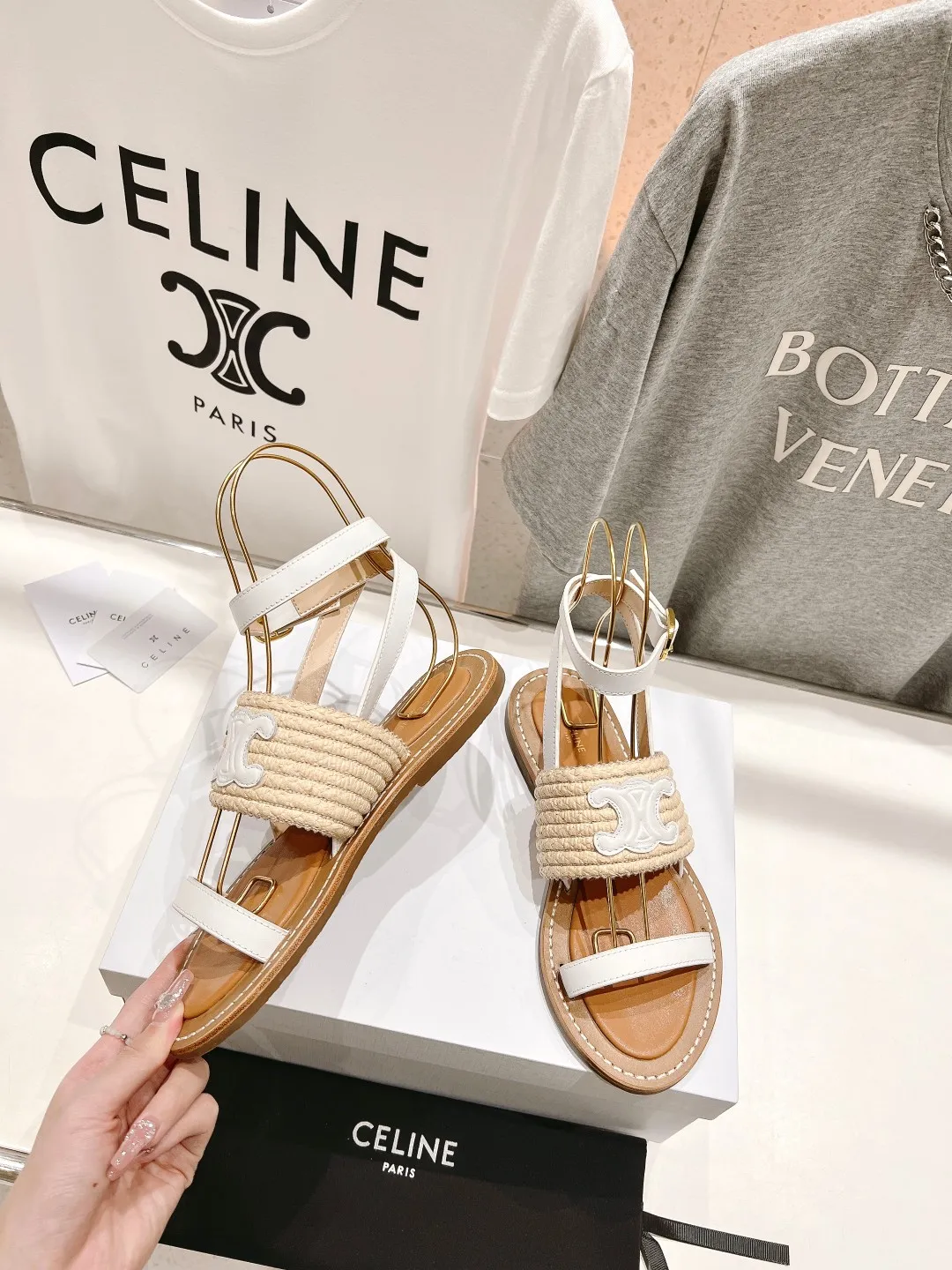 CELINE 2025春夏新作凱旋門サンダル ホワイト レトロ - 画像 (3)