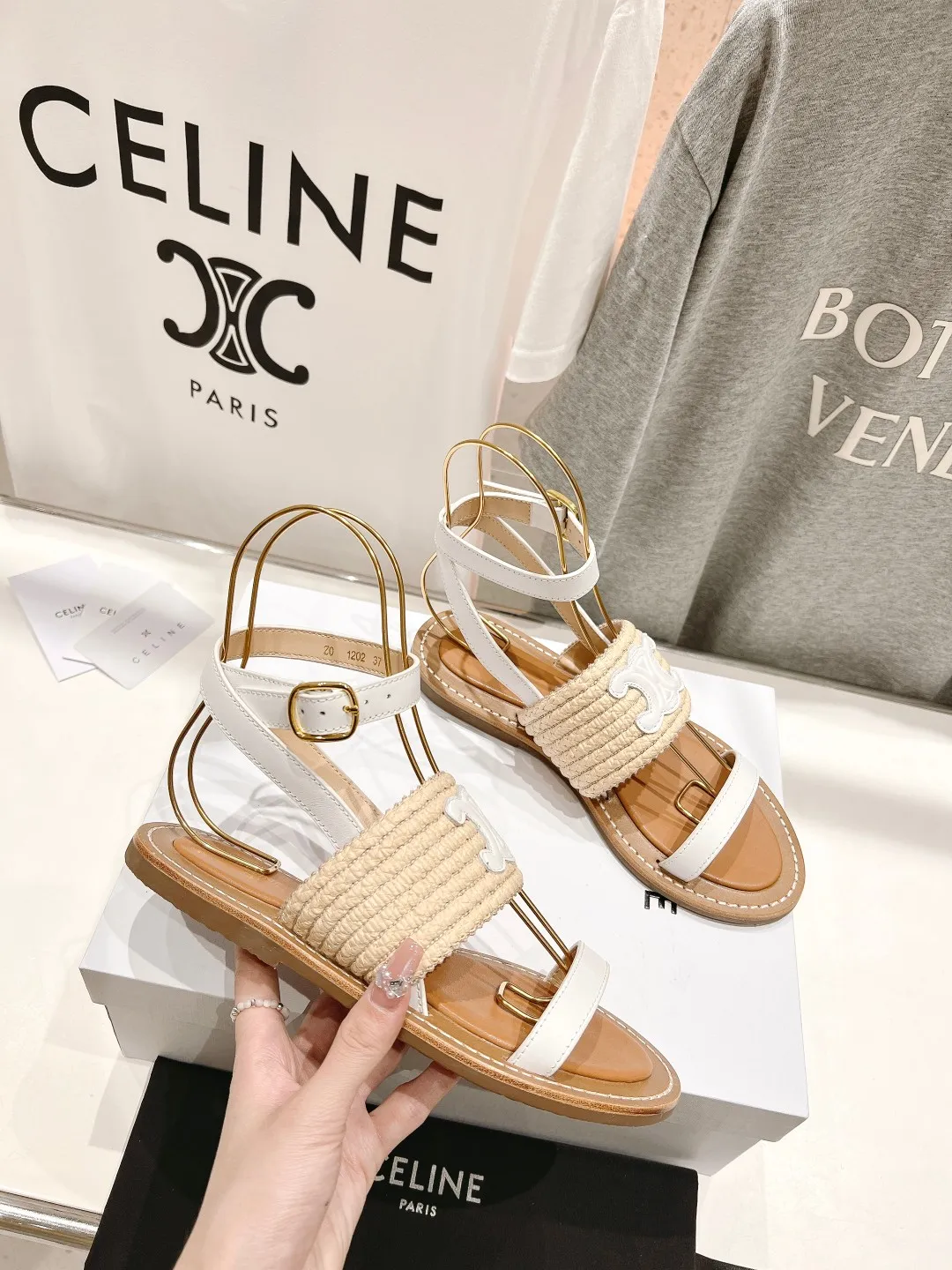 CELINE 2025春夏新作凱旋門サンダル ホワイト レトロ - 画像 (4)