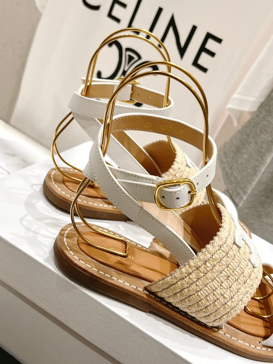 CELINE 2025春夏新作凱旋門サンダル ホワイト レトロ - 画像 (9)