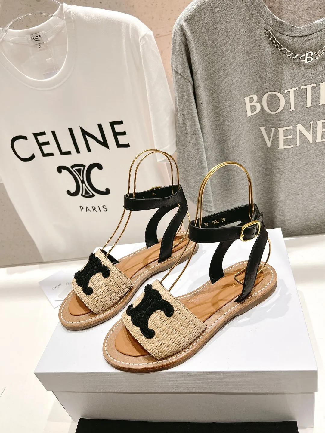 CELINE 2025春夏新作凱旋門サンダル黒レトロスタイル - 画像 (5)