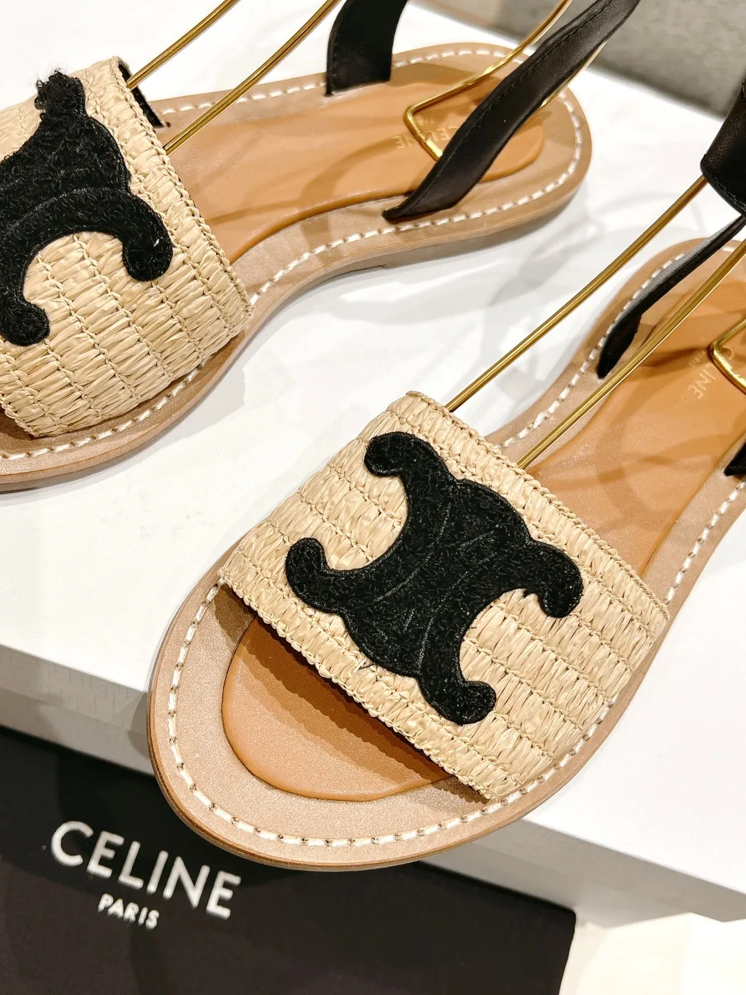 CELINE 2025春夏新作凱旋門サンダル黒レトロスタイル - 画像 (7)