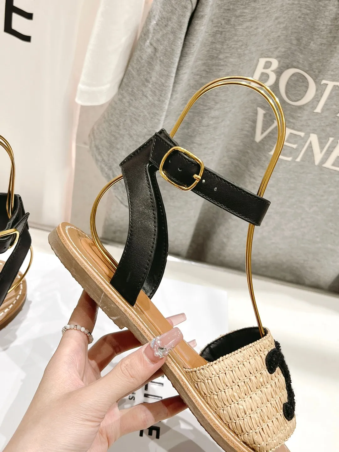 CELINE 2025春夏新作凱旋門サンダル黒レトロスタイル - 画像 (8)