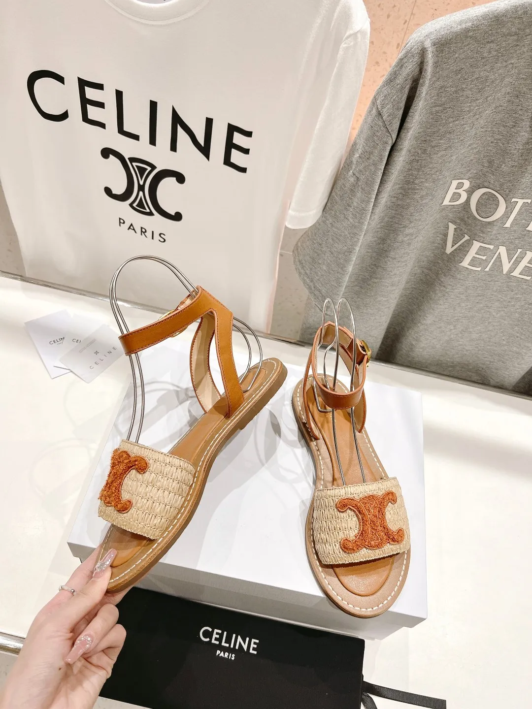 セリーヌ新作凱旋門レトロサンダルオレンジ - 画像 (3)