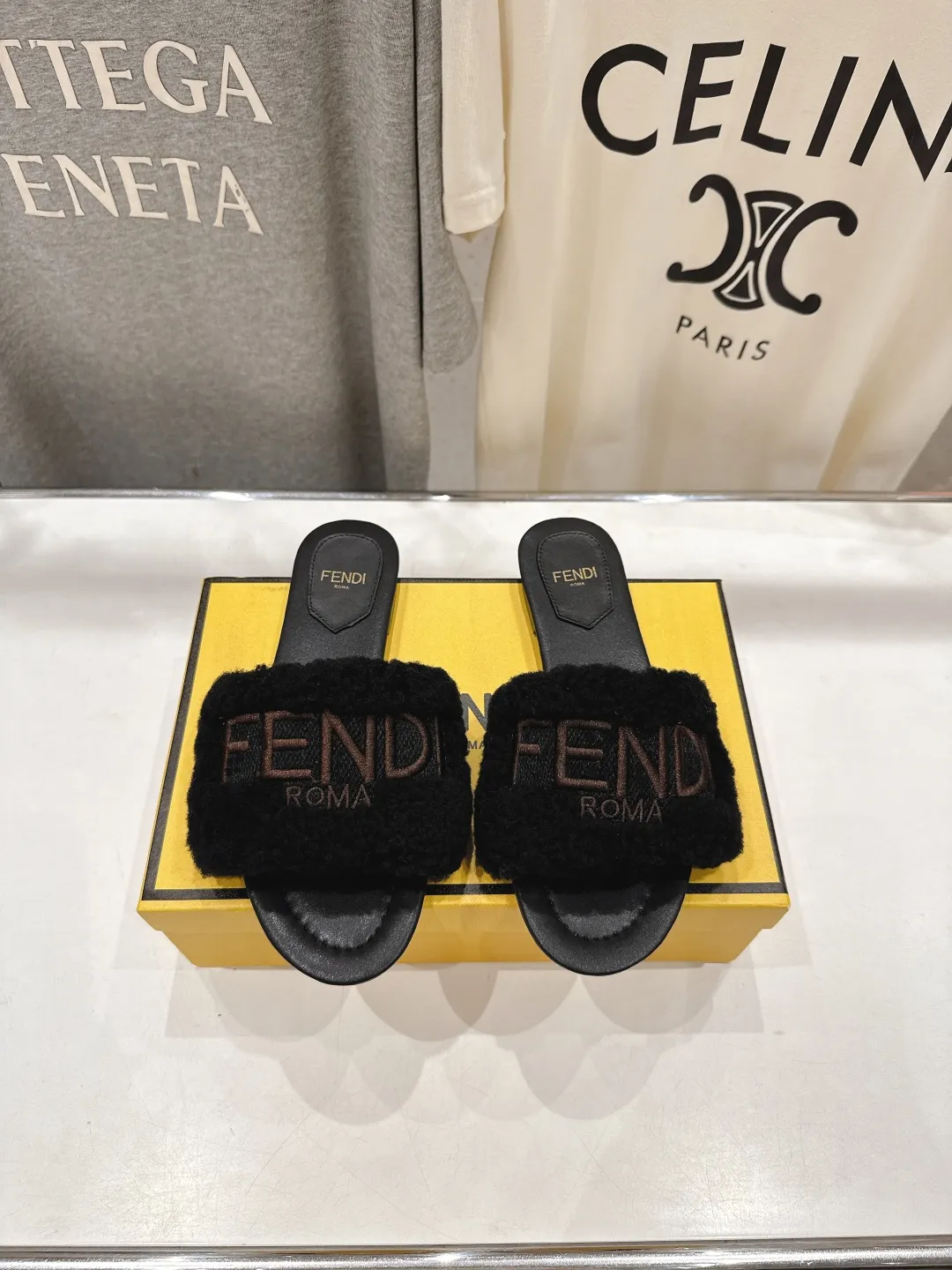 Fendi新作黒毛皮のフラットボトムスリッパ
