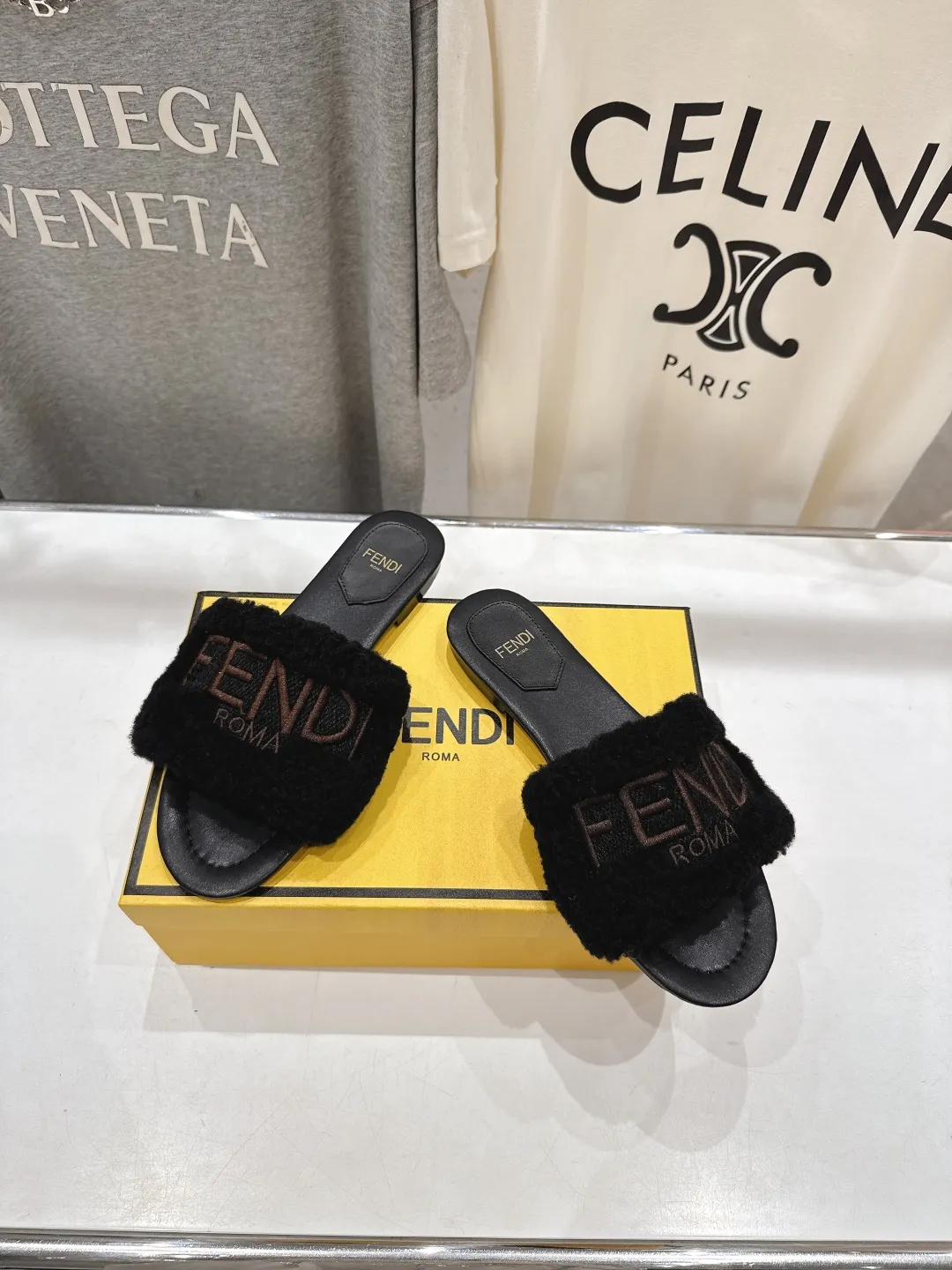 Fendi新作黒毛皮のフラットボトムスリッパ - 画像 (3)