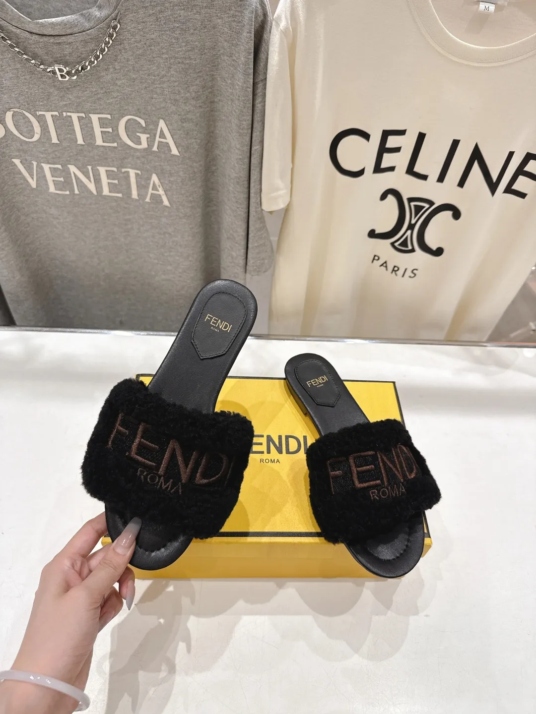 Fendi新作黒毛皮のフラットボトムスリッパ - 画像 (4)