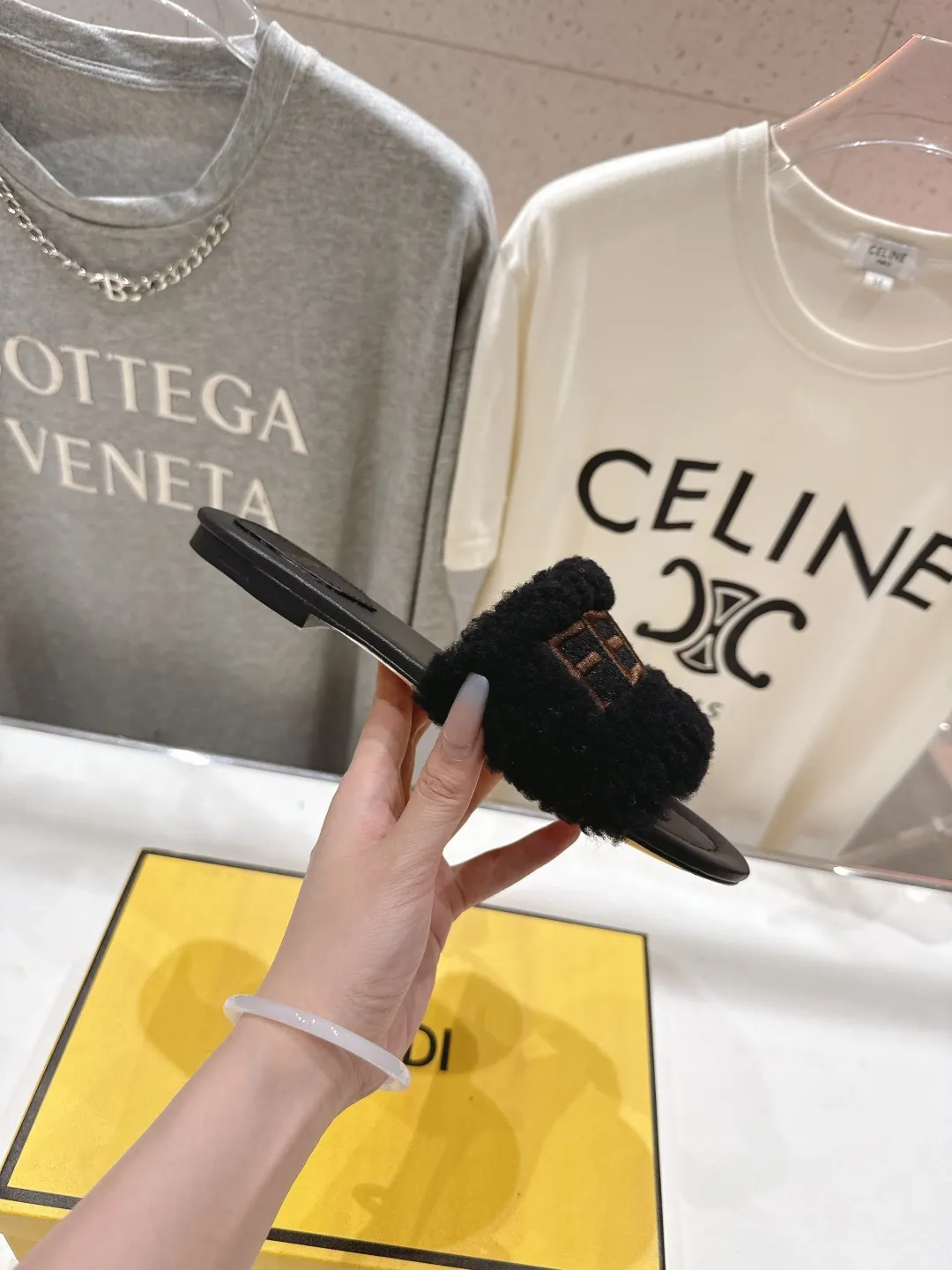 Fendi新作黒毛皮のフラットボトムスリッパ - 画像 (5)