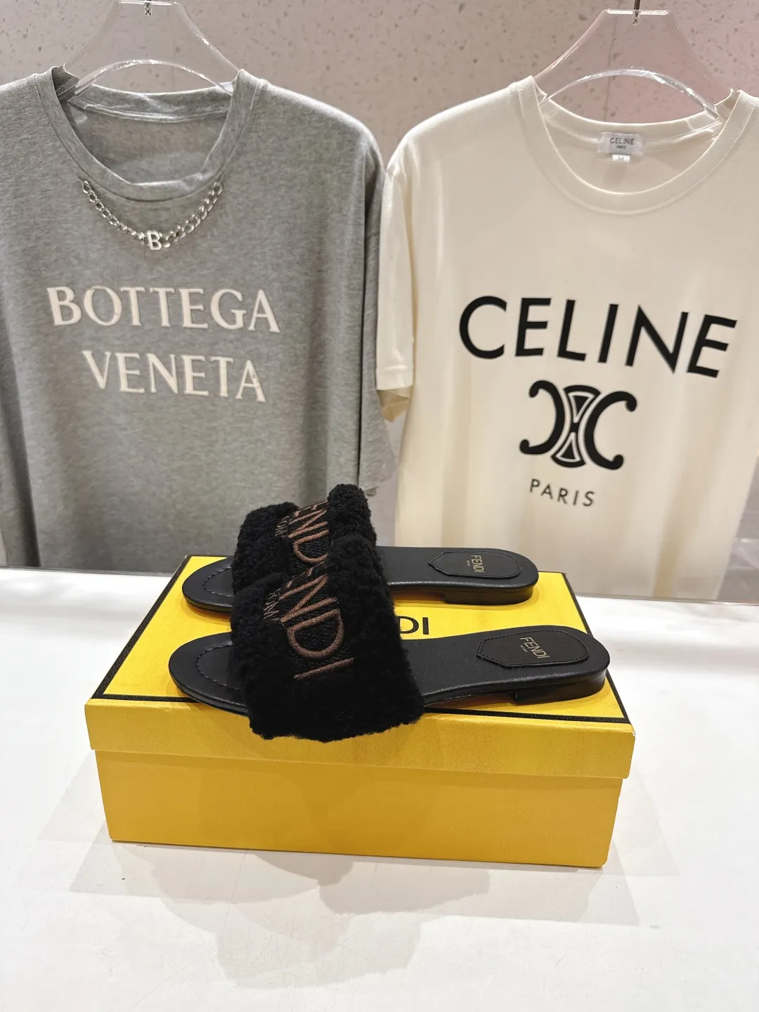 Fendi新作黒毛皮のフラットボトムスリッパ - 画像 (6)