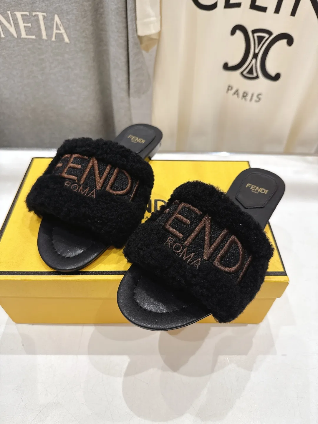 Fendi新作黒毛皮のフラットボトムスリッパ - 画像 (7)