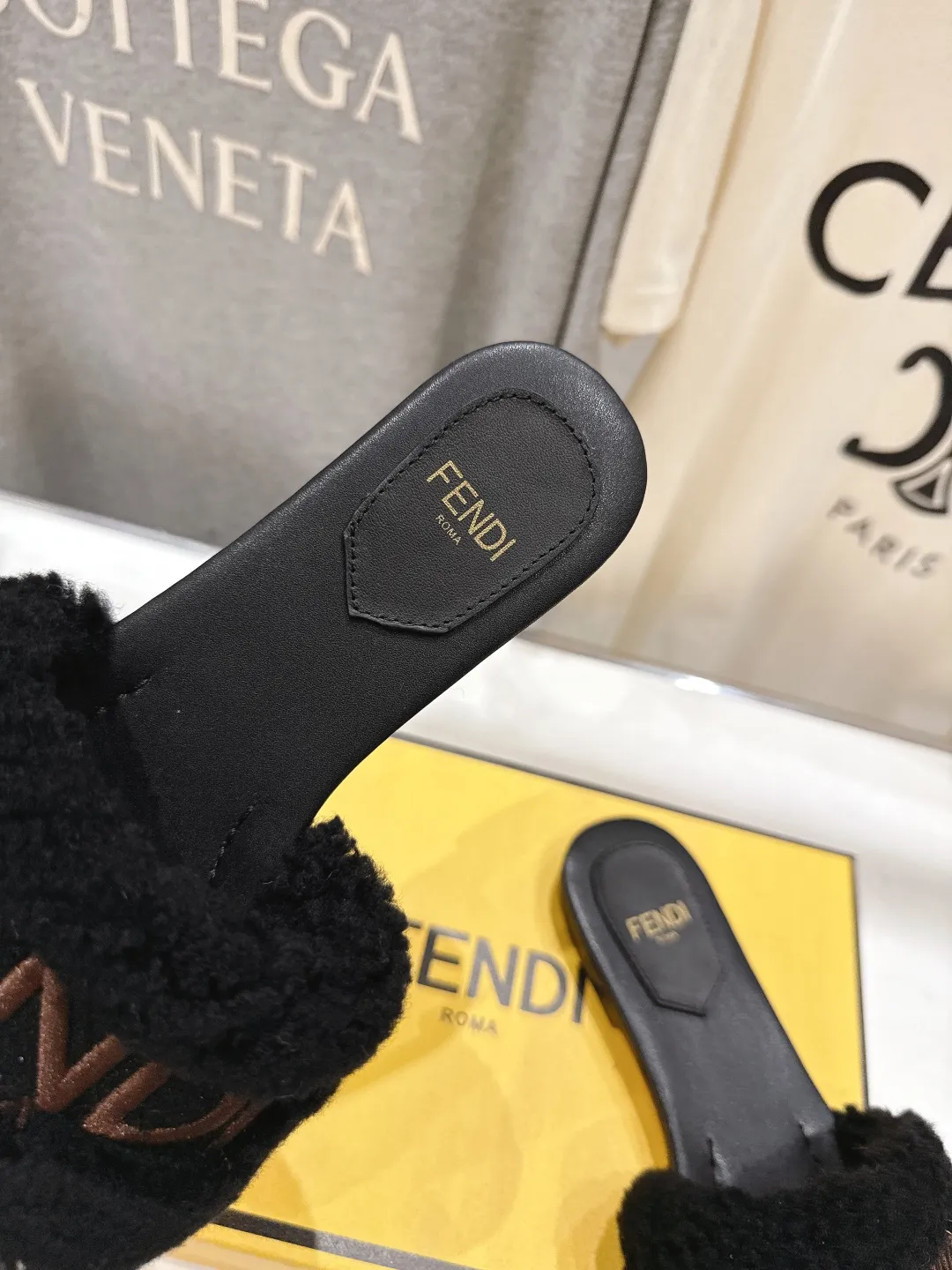 Fendi新作黒毛皮のフラットボトムスリッパ - 画像 (8)