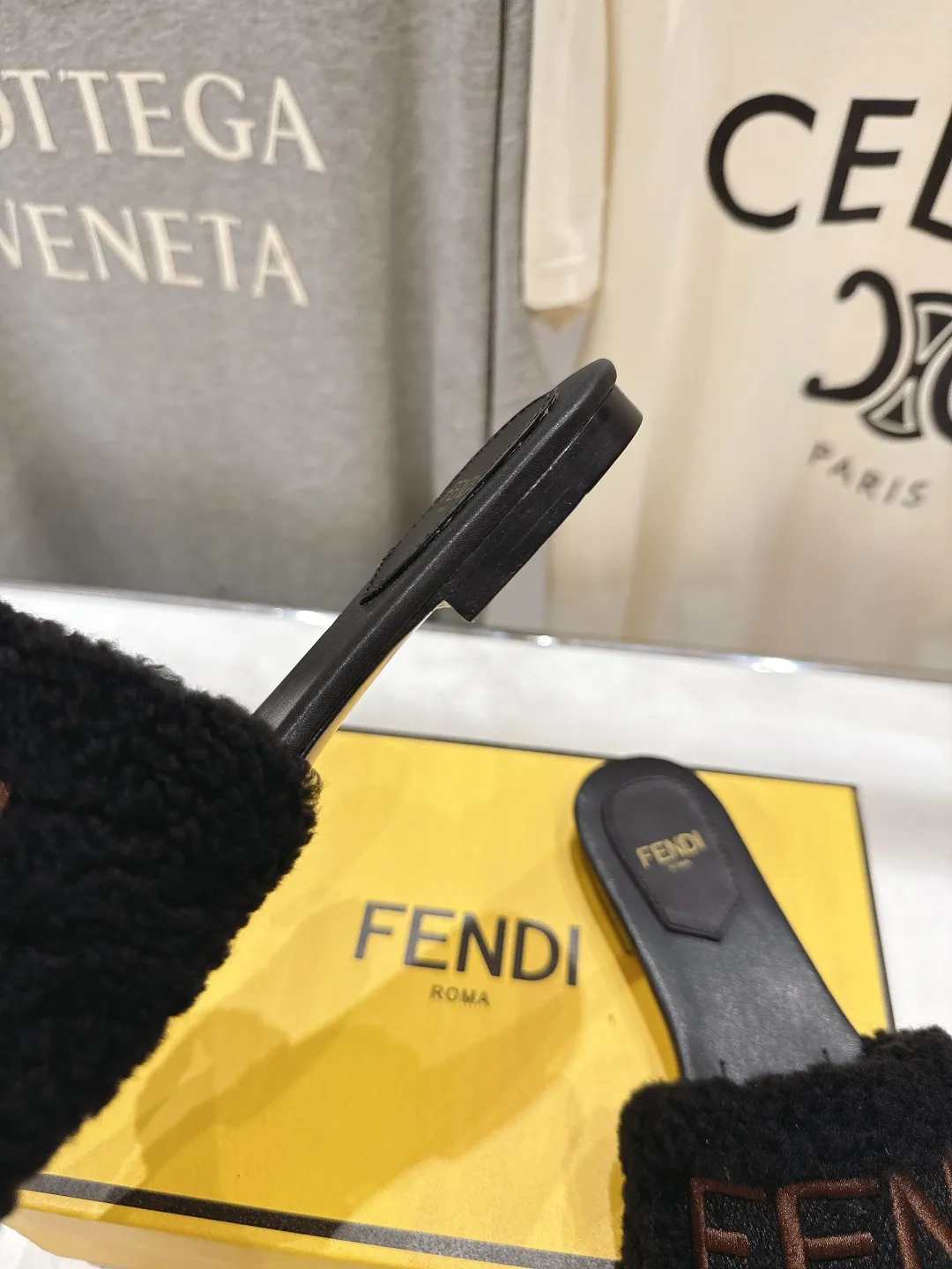 Fendi新作黒毛皮のフラットボトムスリッパ - 画像 (9)