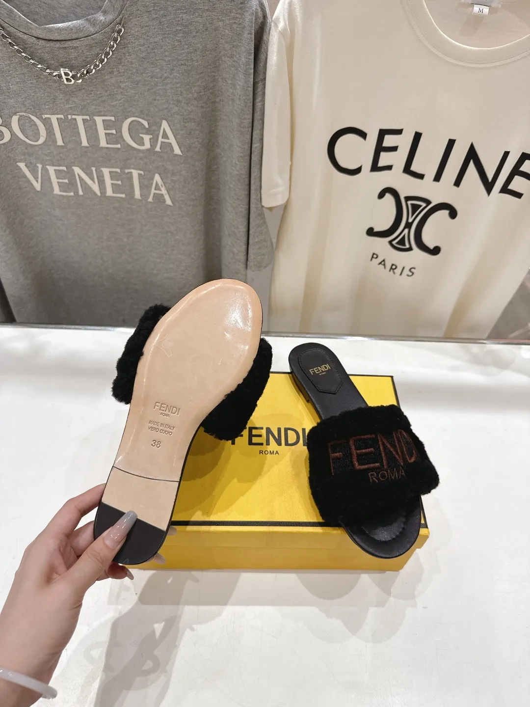 Fendi新作黒毛皮のフラットボトムスリッパ - 画像 (10)