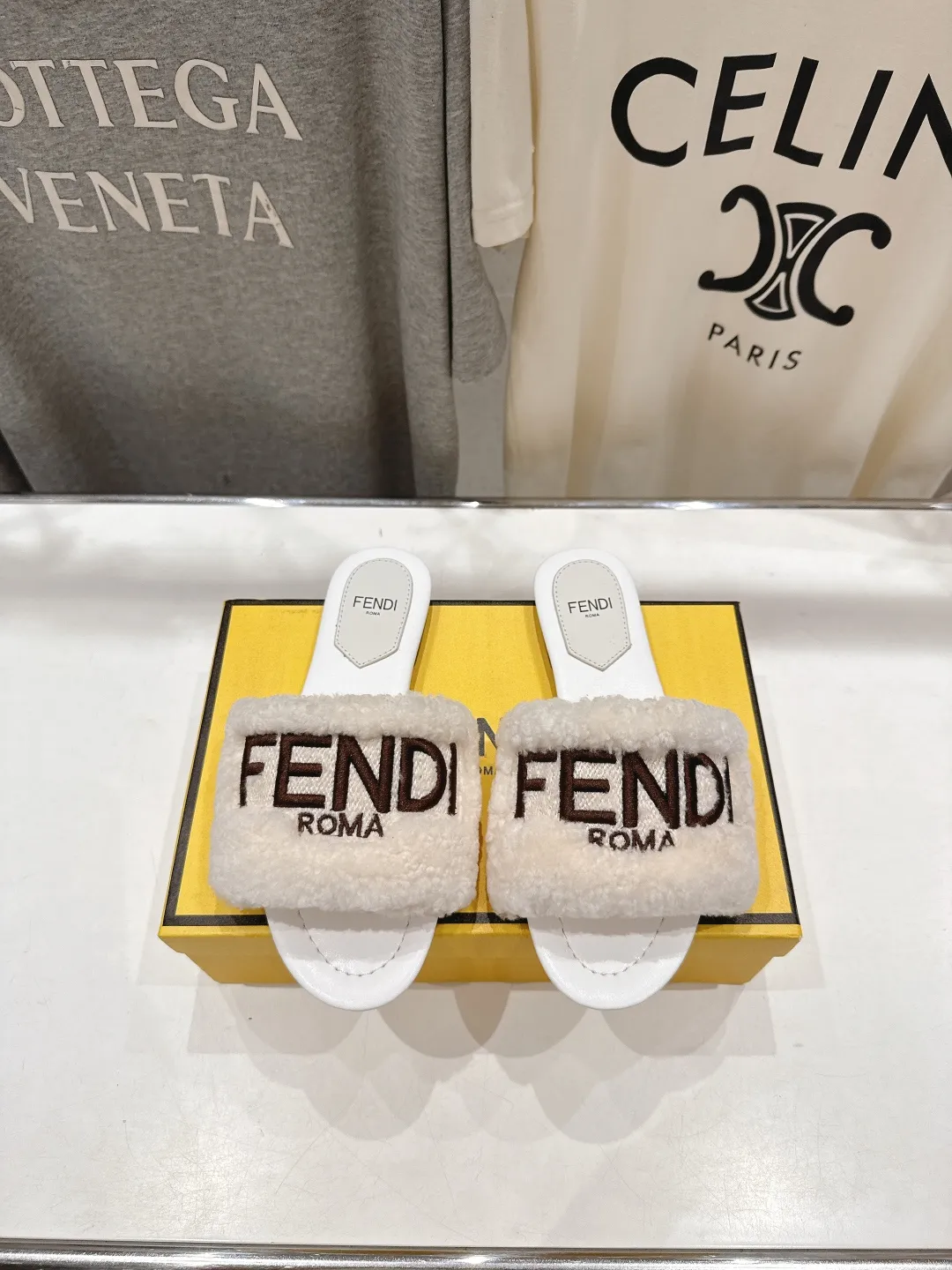 Fendi新作フラットボトムレトロスタイル毛皮スリッパ黄色