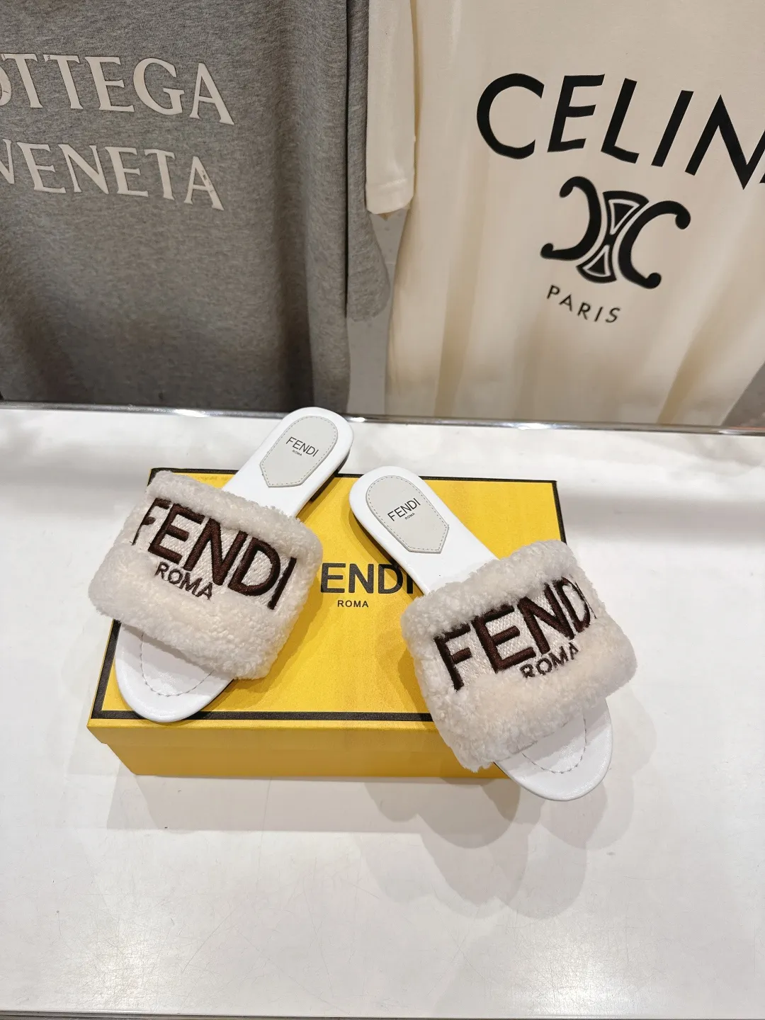 Fendi新作フラットボトムレトロスタイル毛皮スリッパ黄色 - 画像 (3)