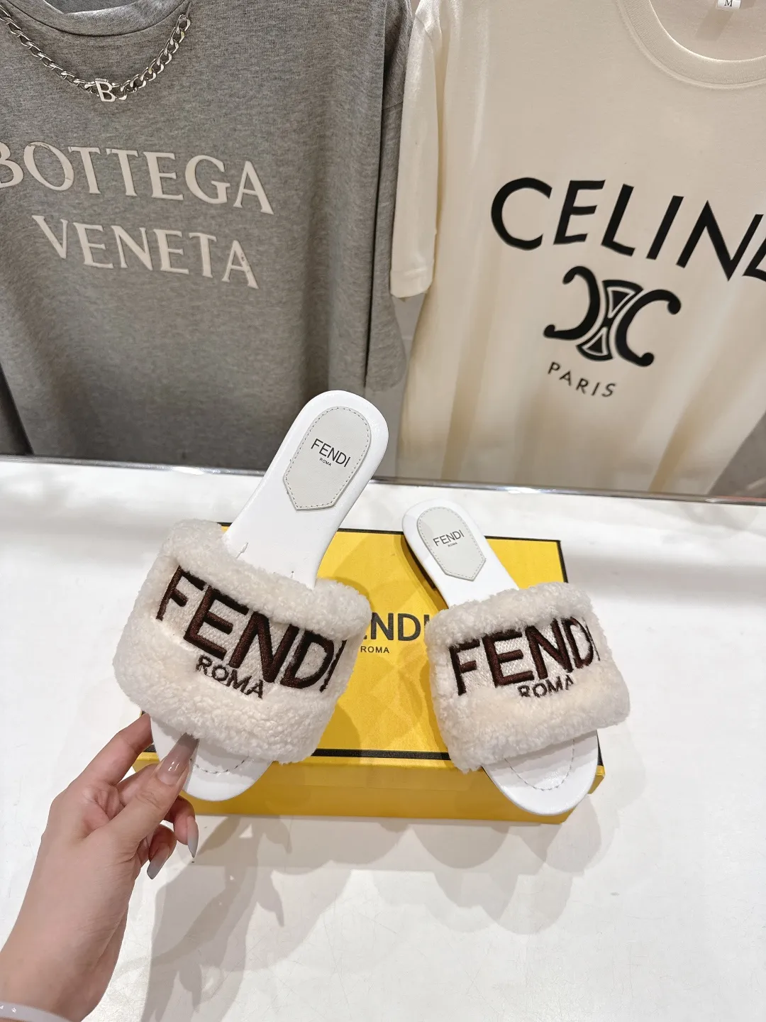 Fendi新作フラットボトムレトロスタイル毛皮スリッパ黄色 - 画像 (4)