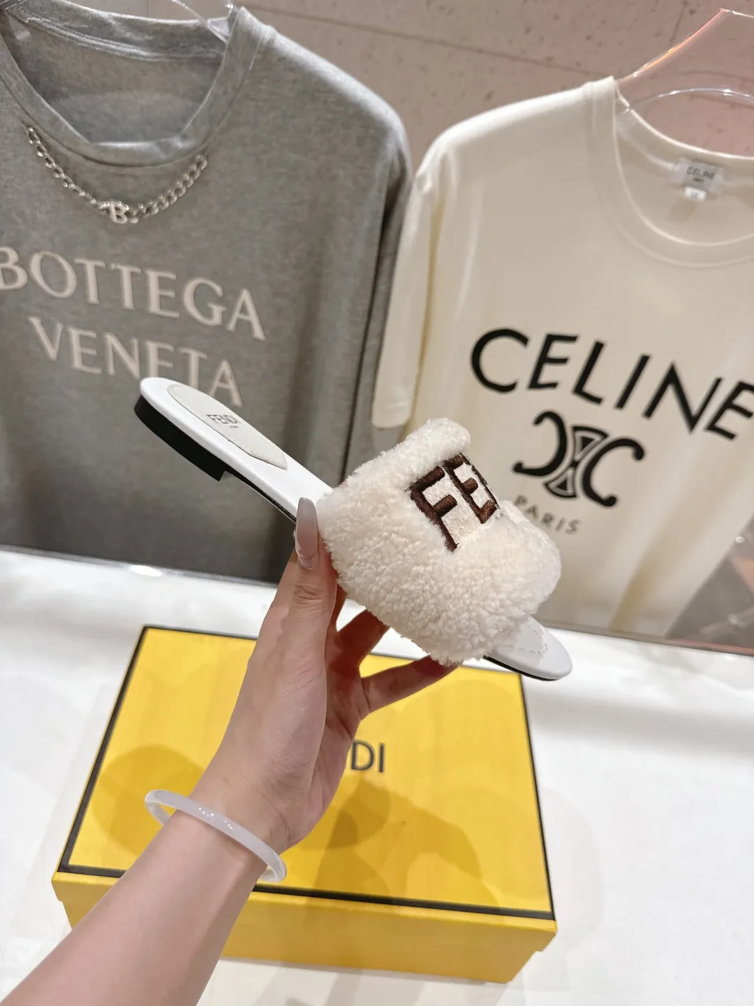 Fendi新作フラットボトムレトロスタイル毛皮スリッパ黄色 - 画像 (5)