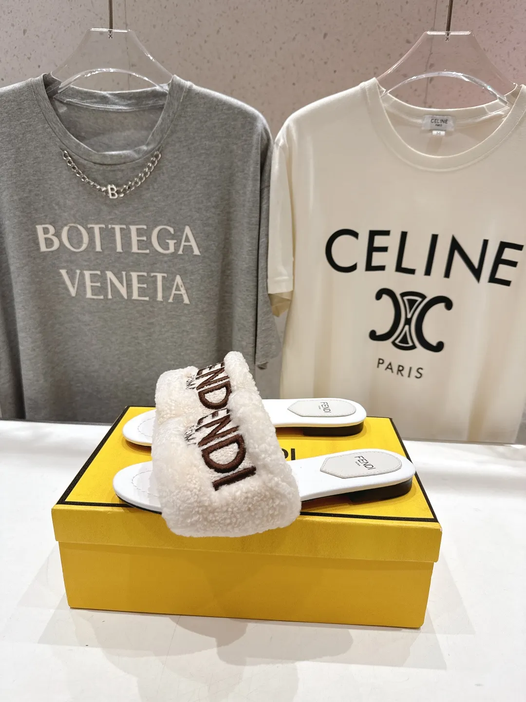 Fendi新作フラットボトムレトロスタイル毛皮スリッパ黄色 - 画像 (6)