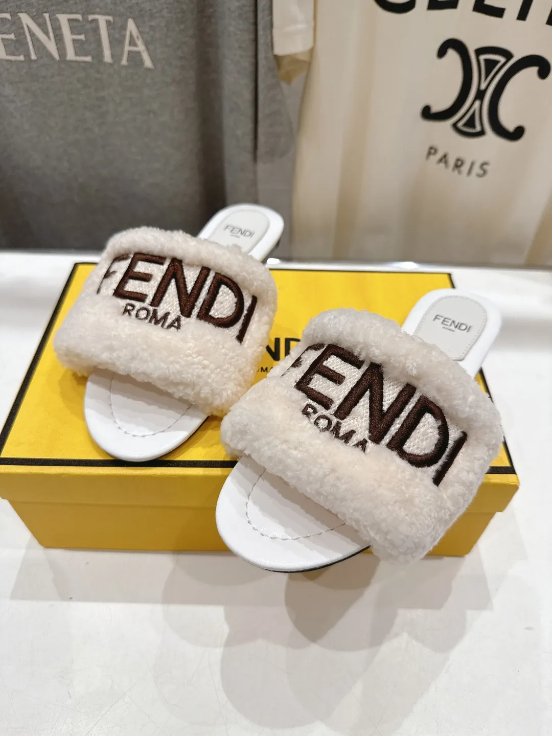 Fendi新作フラットボトムレトロスタイル毛皮スリッパ黄色 - 画像 (7)
