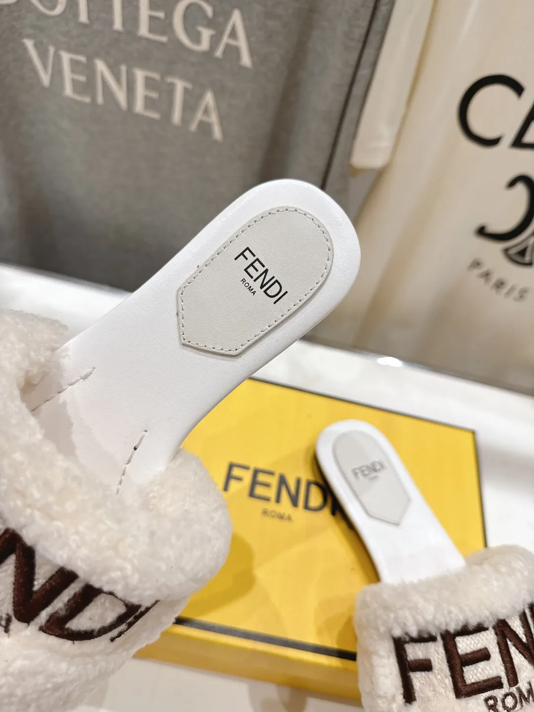 Fendi新作フラットボトムレトロスタイル毛皮スリッパ黄色 - 画像 (8)