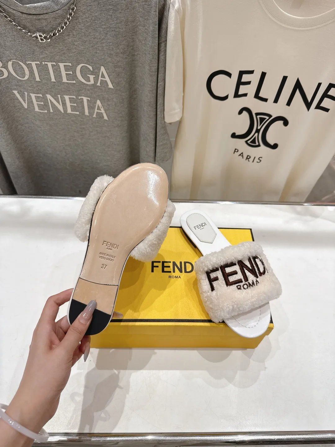 Fendi新作フラットボトムレトロスタイル毛皮スリッパ黄色 - 画像 (10)