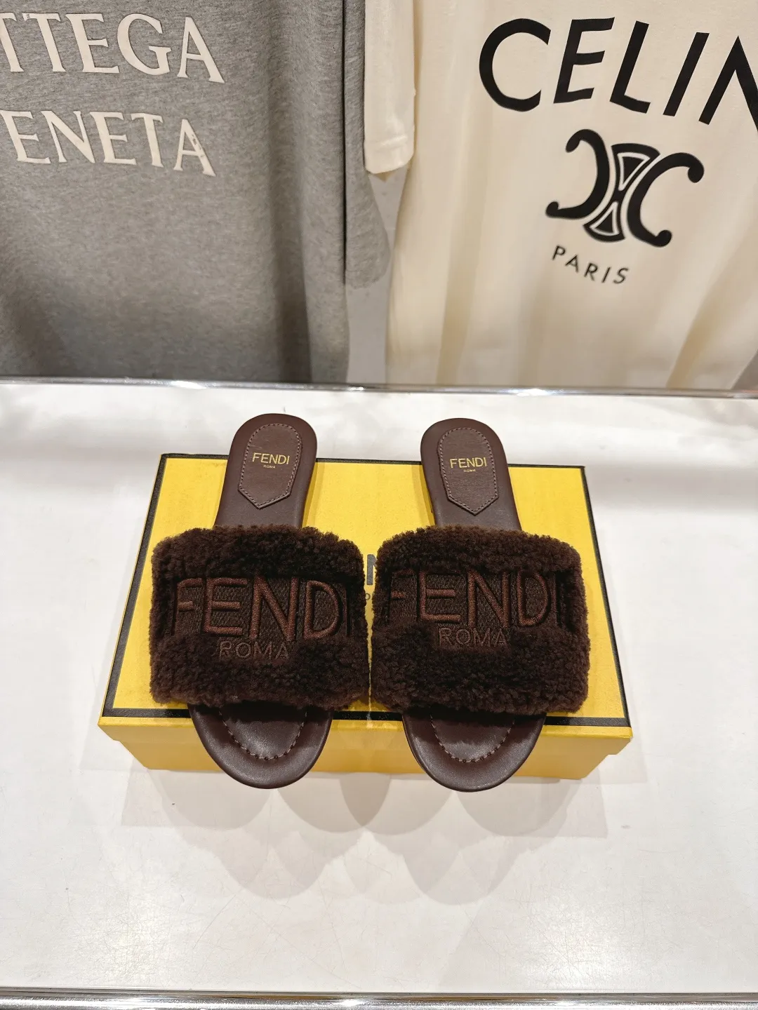 Fendi新作フラットボトムレトロスタイルスリッパブラウン