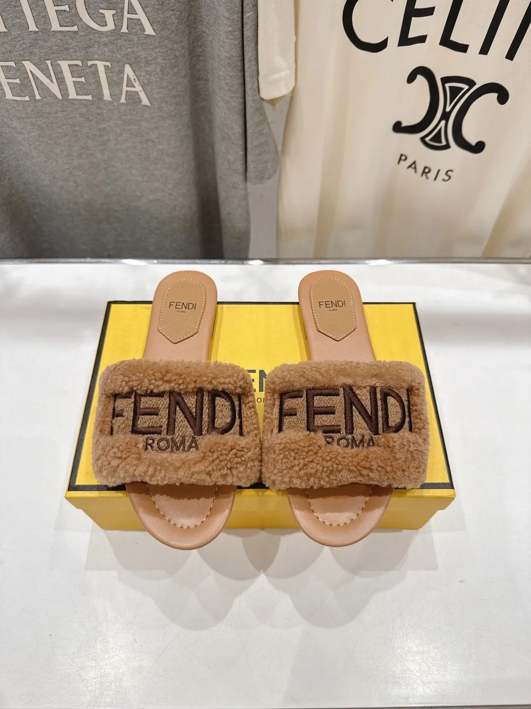 Fendi 2025ss新作フラットボトムのレトロスタイル毛皮のスリッパ茶色