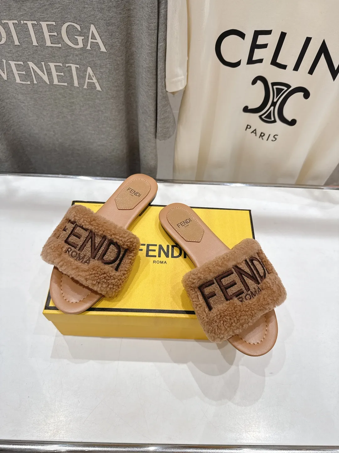Fendi 2025ss新作フラットボトムのレトロスタイル毛皮のスリッパ茶色 - 画像 (3)
