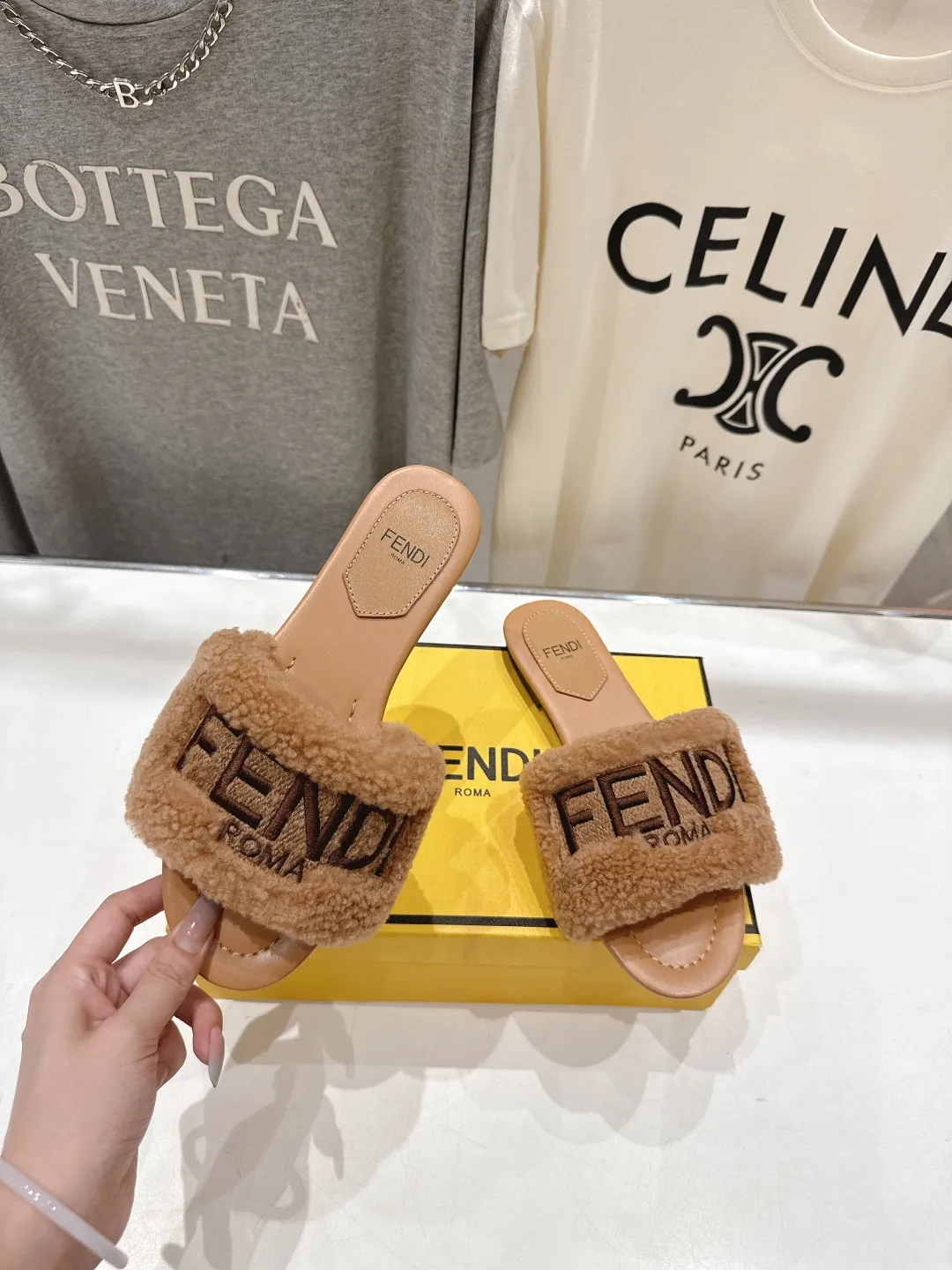 Fendi 2025ss新作フラットボトムのレトロスタイル毛皮のスリッパ茶色 - 画像 (4)