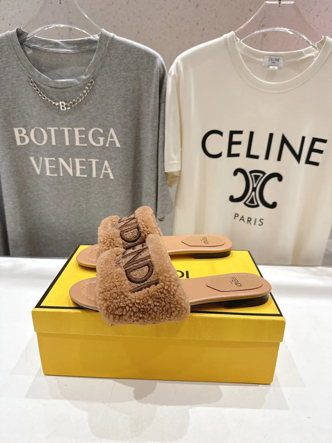 Fendi 2025ss新作フラットボトムのレトロスタイル毛皮のスリッパ茶色 - 画像 (5)