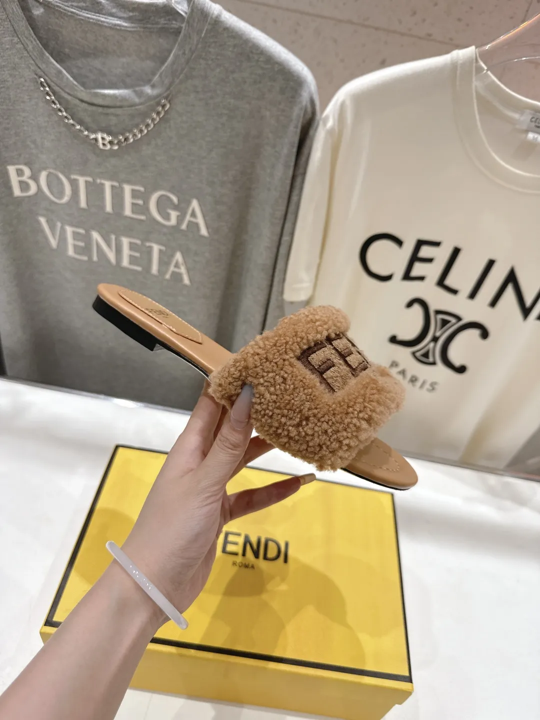 Fendi 2025ss新作フラットボトムのレトロスタイル毛皮のスリッパ茶色 - 画像 (6)