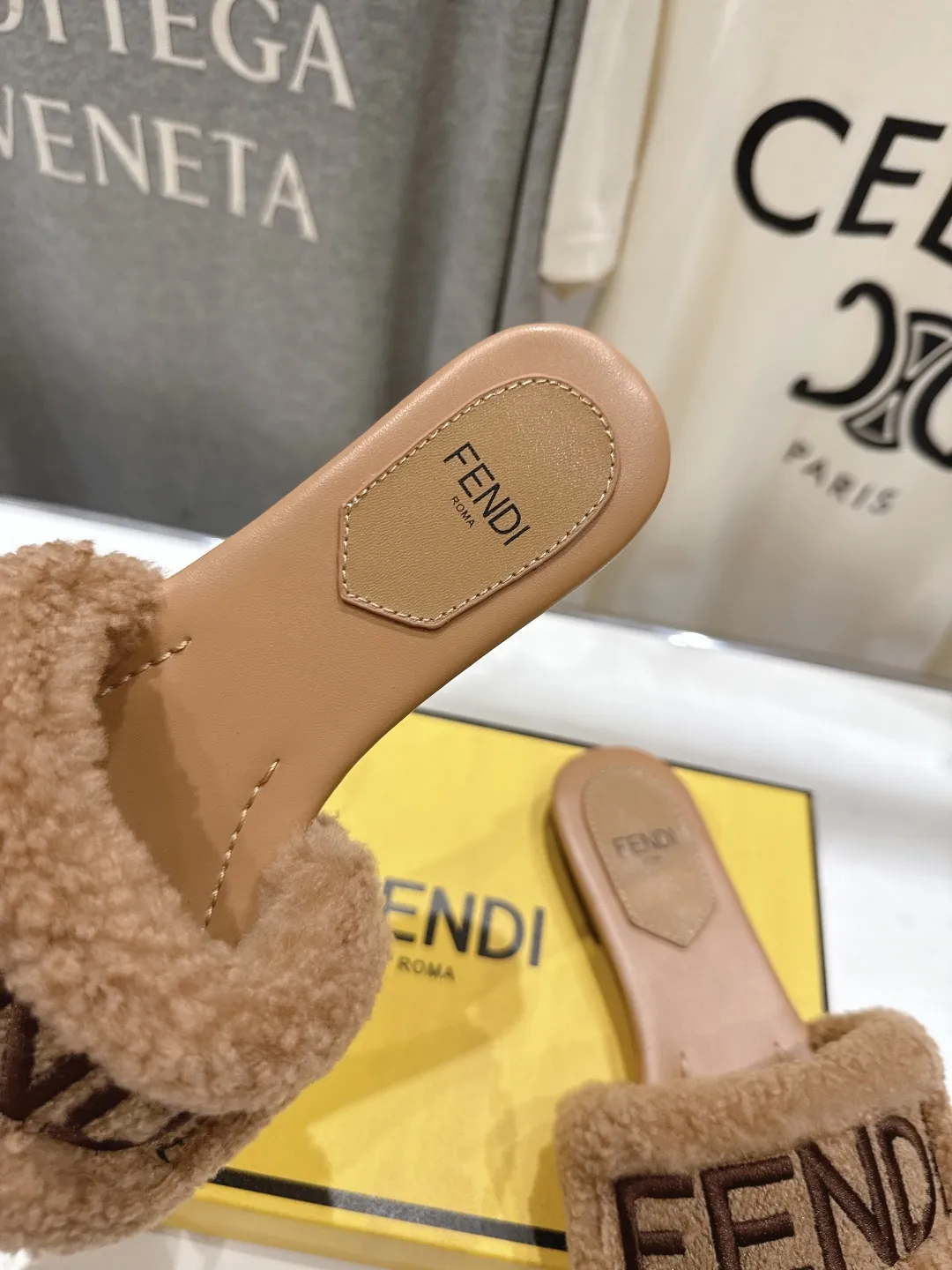 Fendi 2025ss新作フラットボトムのレトロスタイル毛皮のスリッパ茶色 - 画像 (7)