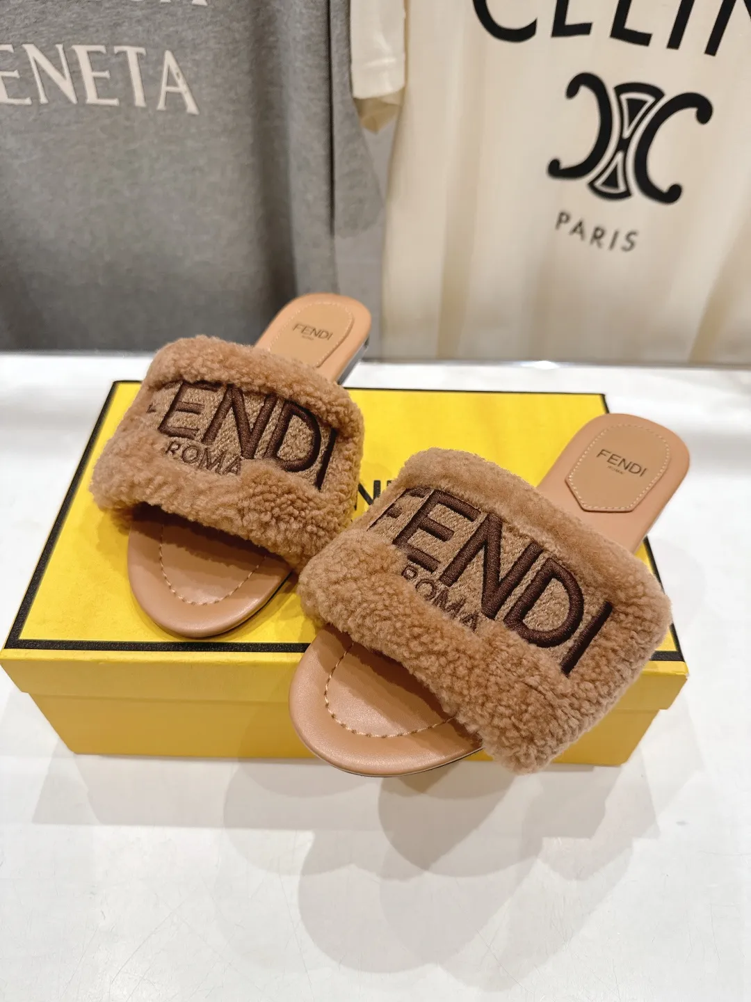 Fendi 2025ss新作フラットボトムのレトロスタイル毛皮のスリッパ茶色 - 画像 (8)