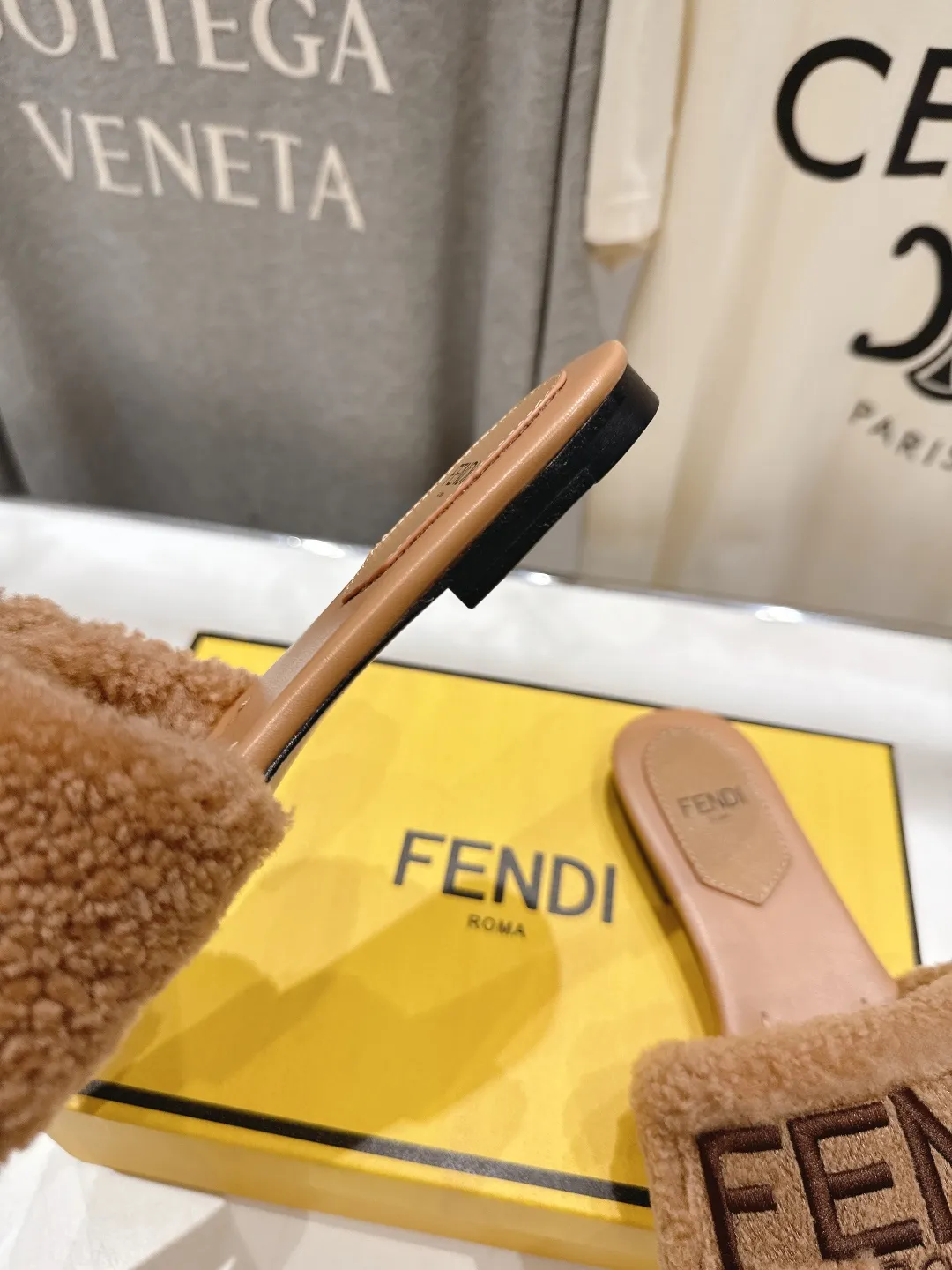 Fendi 2025ss新作フラットボトムのレトロスタイル毛皮のスリッパ茶色 - 画像 (9)