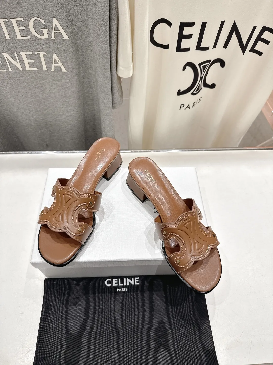 セリーヌ新作凱旋門レトロサンダル茶色4cm - 画像 (3)