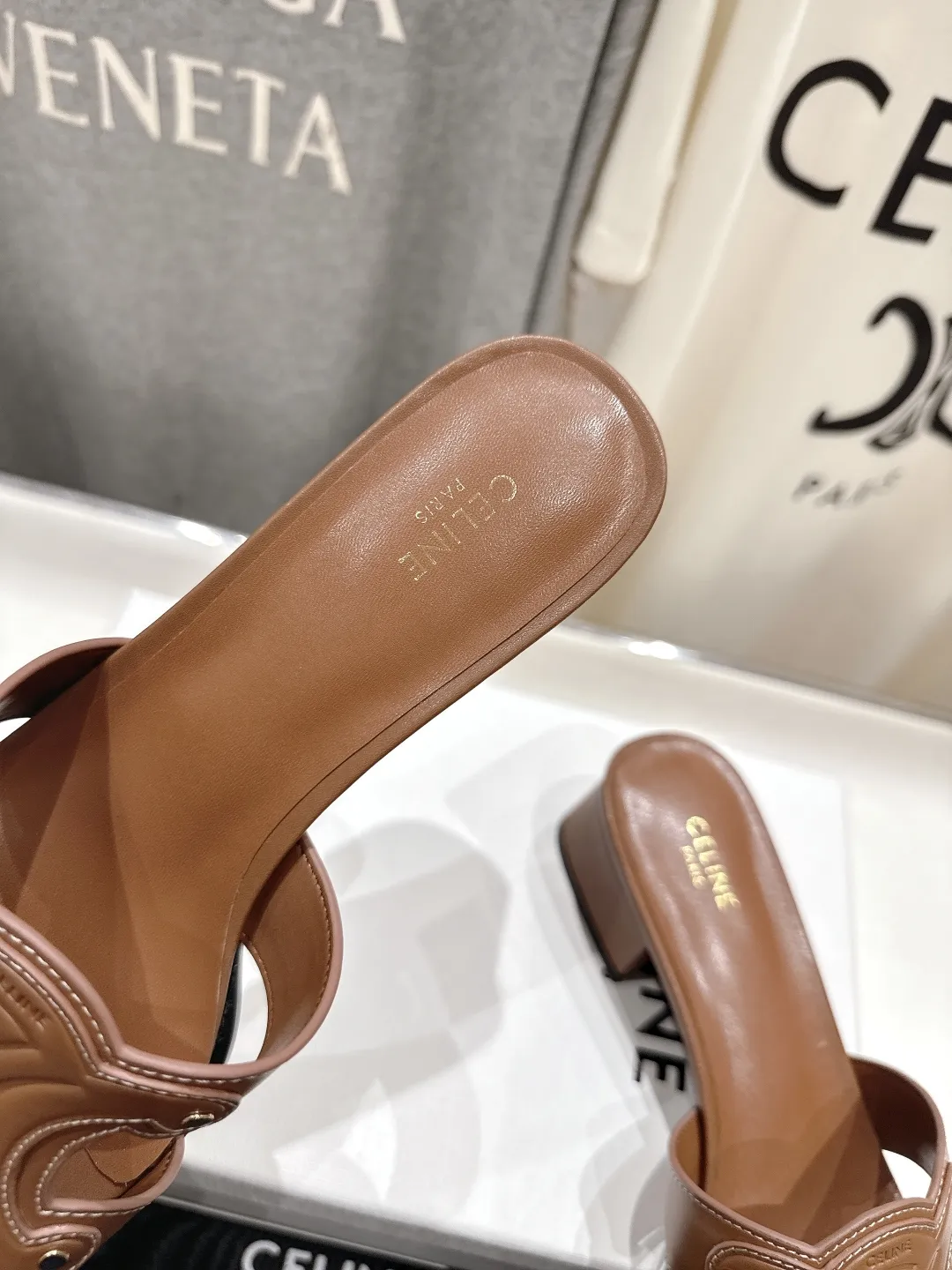 セリーヌ新作凱旋門レトロサンダル茶色4cm - 画像 (7)