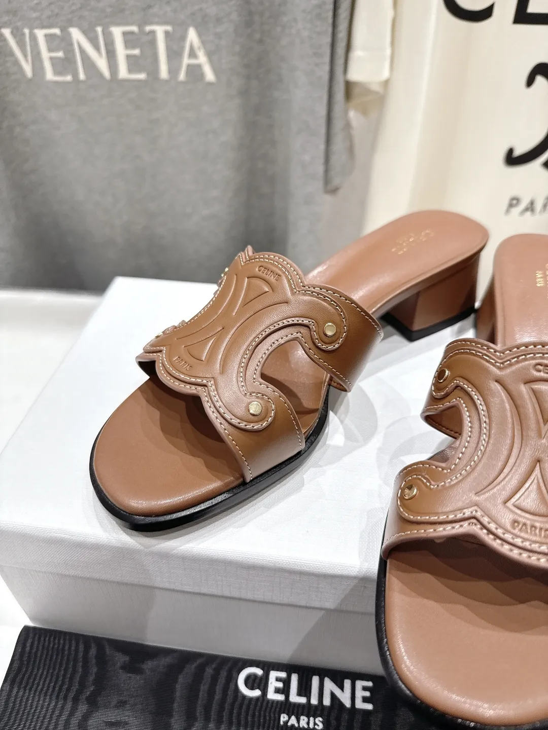 セリーヌ新作凱旋門レトロサンダル茶色4cm - 画像 (8)