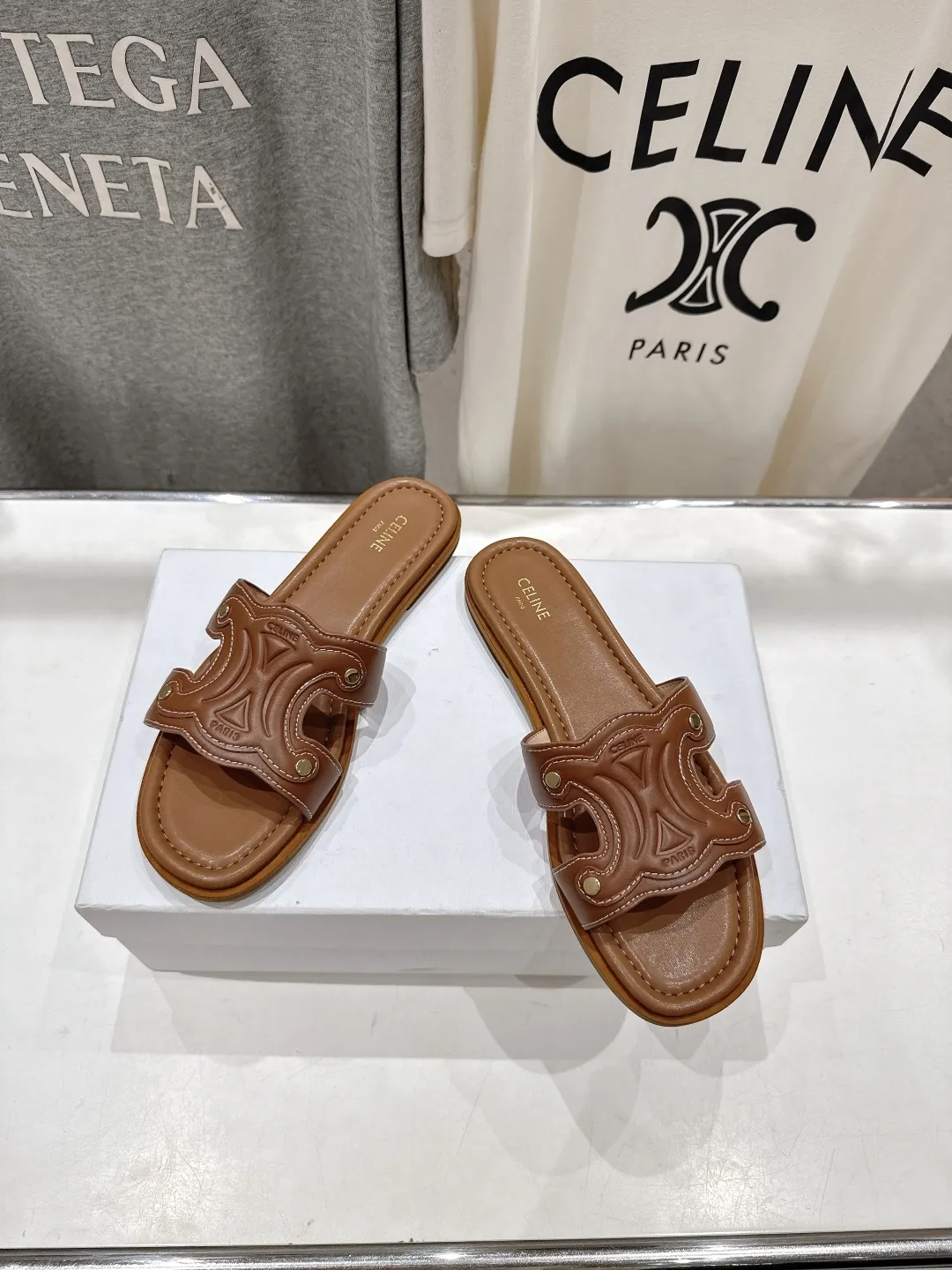 セリーヌ新作凱旋門レトロサンダル茶色フラット - 画像 (3)