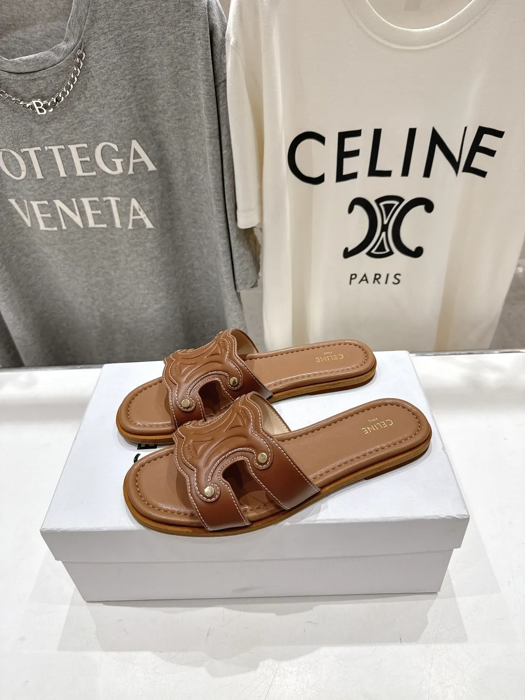セリーヌ新作凱旋門レトロサンダル茶色フラット - 画像 (4)