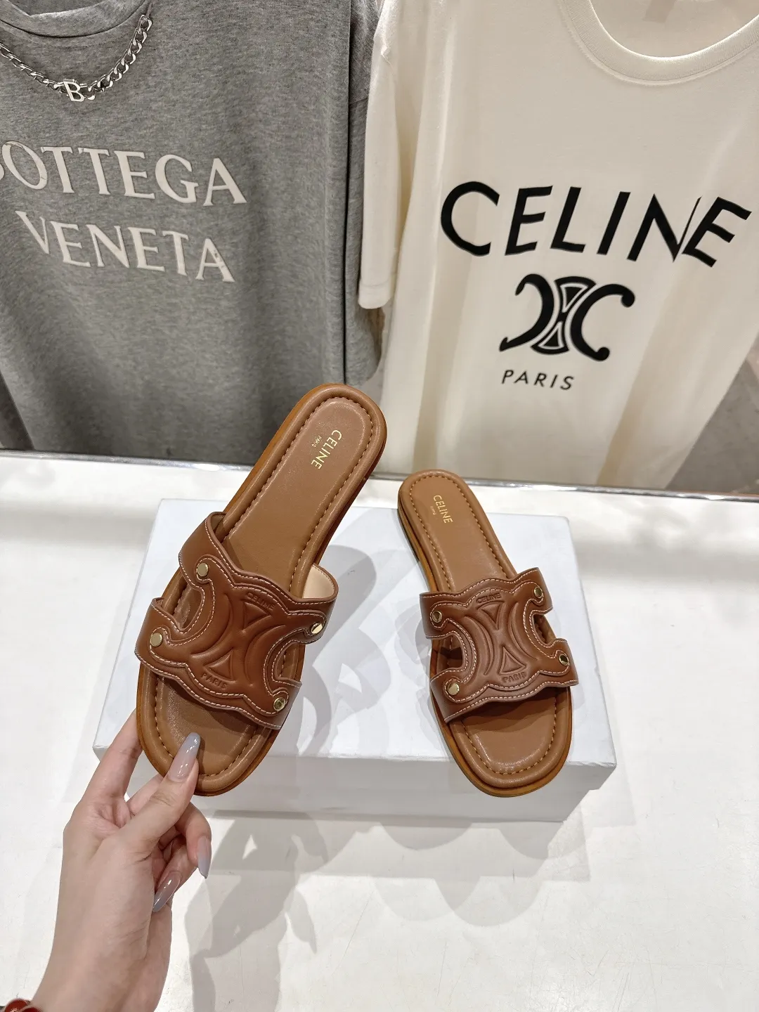 セリーヌ新作凱旋門レトロサンダル茶色フラット - 画像 (5)