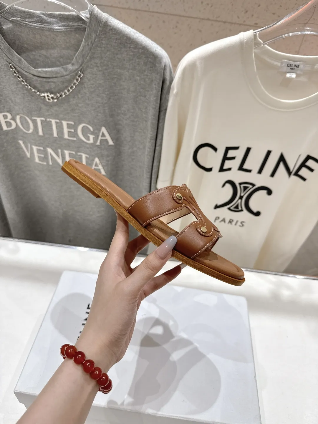 セリーヌ新作凱旋門レトロサンダル茶色フラット - 画像 (6)