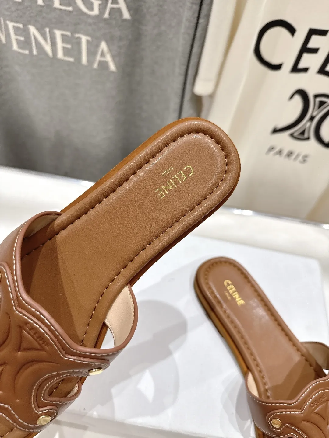 セリーヌ新作凱旋門レトロサンダル茶色フラット - 画像 (7)