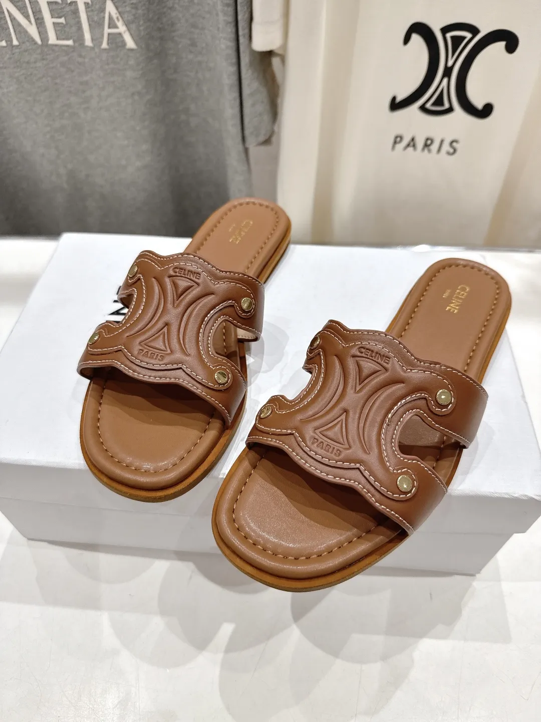 セリーヌ新作凱旋門レトロサンダル茶色フラット - 画像 (8)