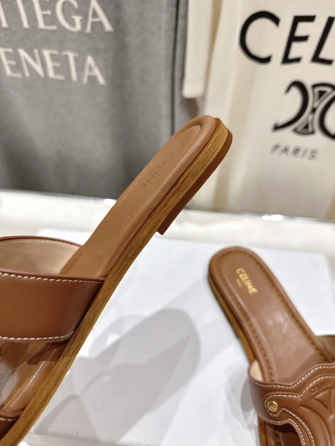 セリーヌ新作凱旋門レトロサンダル茶色フラット - 画像 (9)