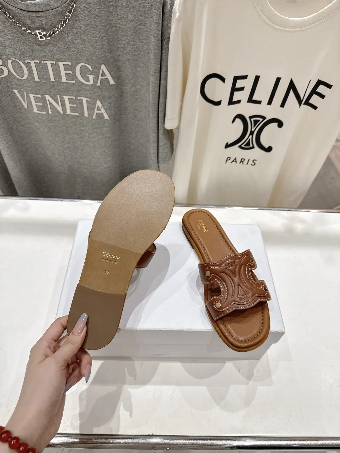 セリーヌ新作凱旋門レトロサンダル茶色フラット - 画像 (10)