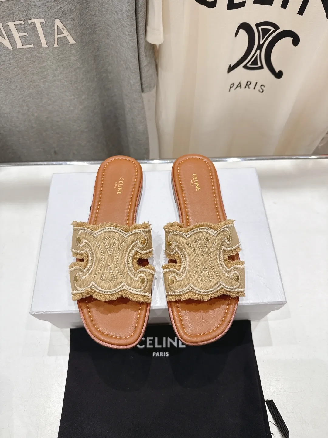 CELINE 2025ss新作凱旋門サンダルベージュレトロ